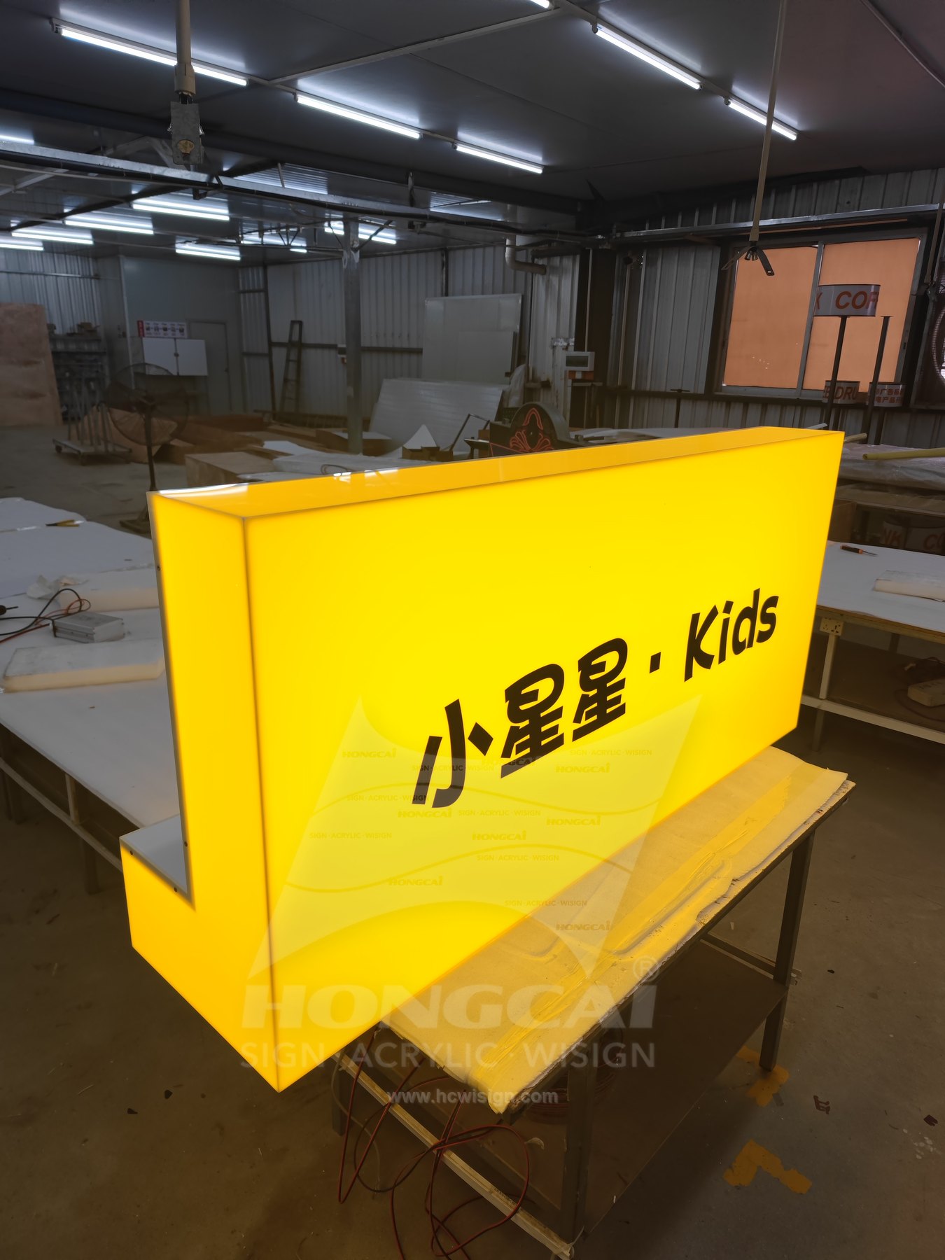 KYI红色亚克力通体灯箱 2