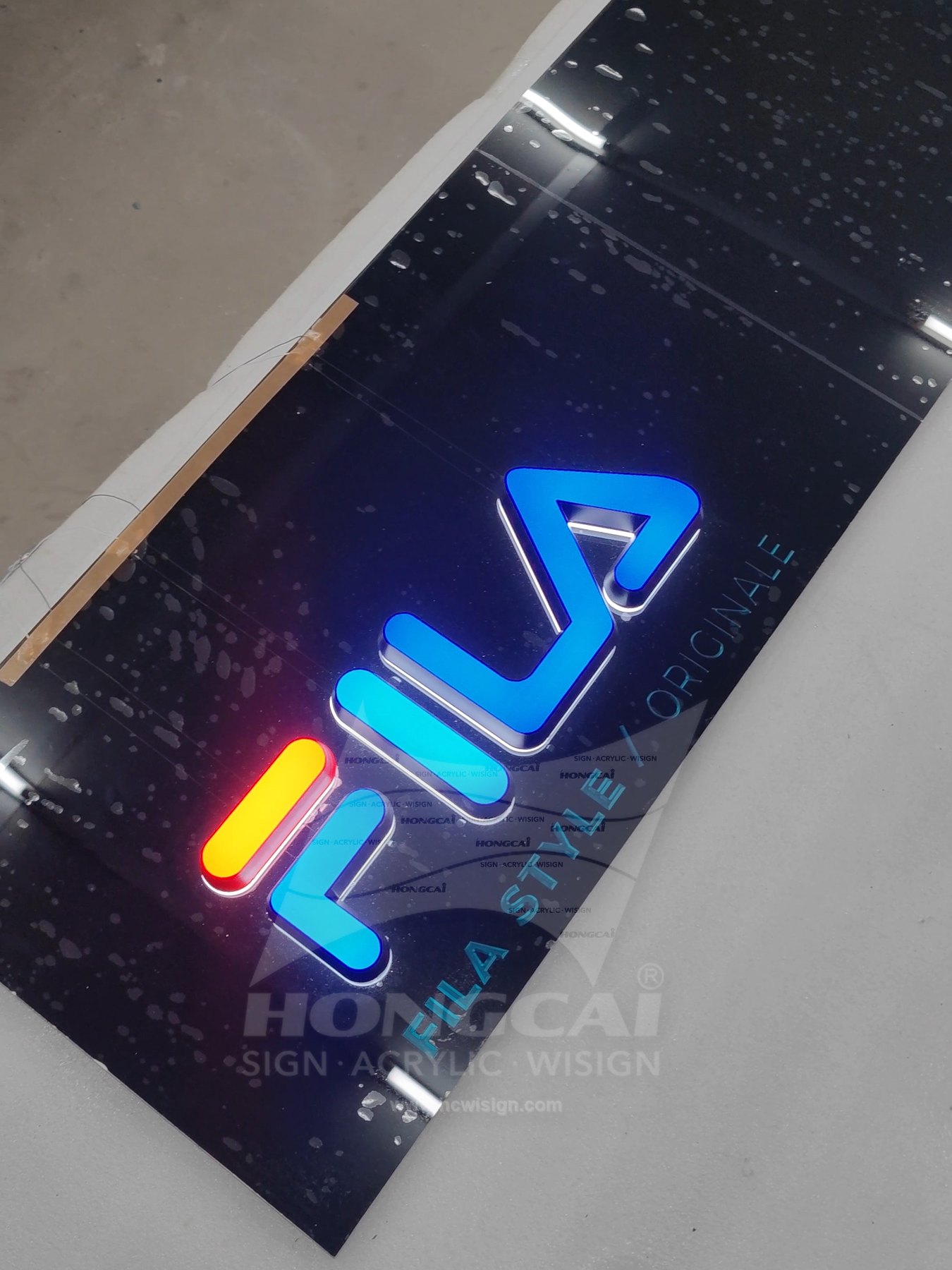 FILA 悬挂式透明亚克力发光标识 — 项目主图与整体效果