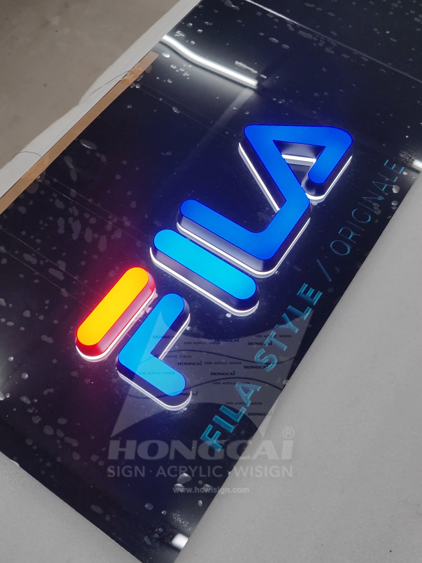 FILA 悬挂式透明亚克力发光标识 — 工厂制作、结构细节或工艺检查图