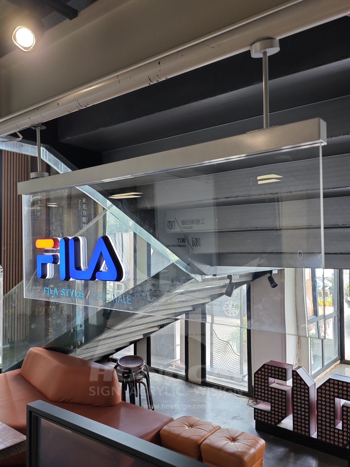 FILA 悬挂式透明亚克力发光标识 — 工厂制作、结构细节或工艺检查图