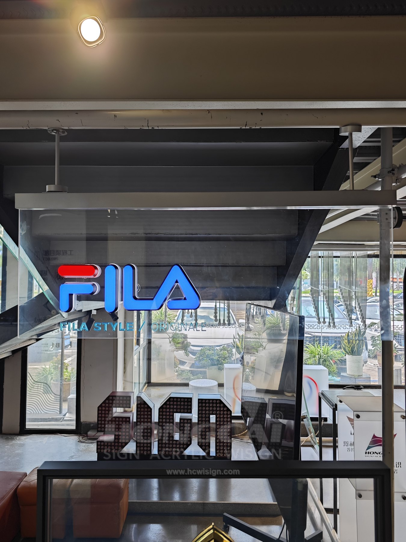 FILA 悬挂式透明亚克力发光标识 — 工厂制作、结构细节或工艺检查图