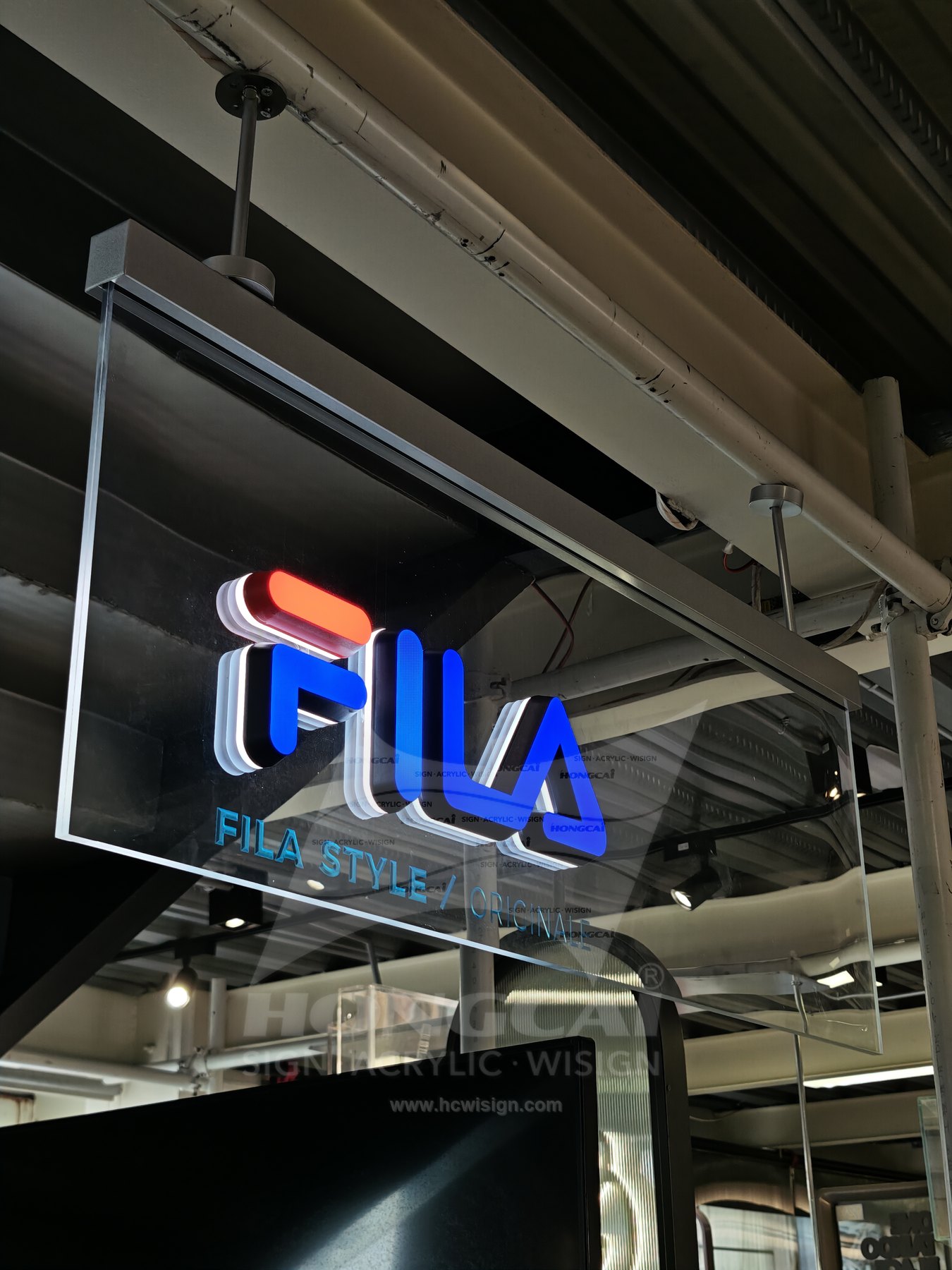 FILA 悬挂式透明亚克力发光标识