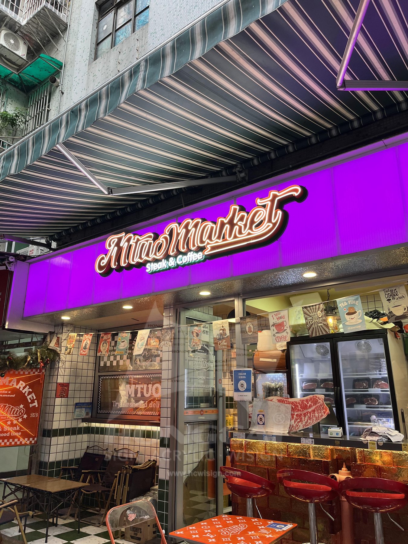 Mtuo Market Steak & Coffee 发光招牌 — 现场安装与完成效果