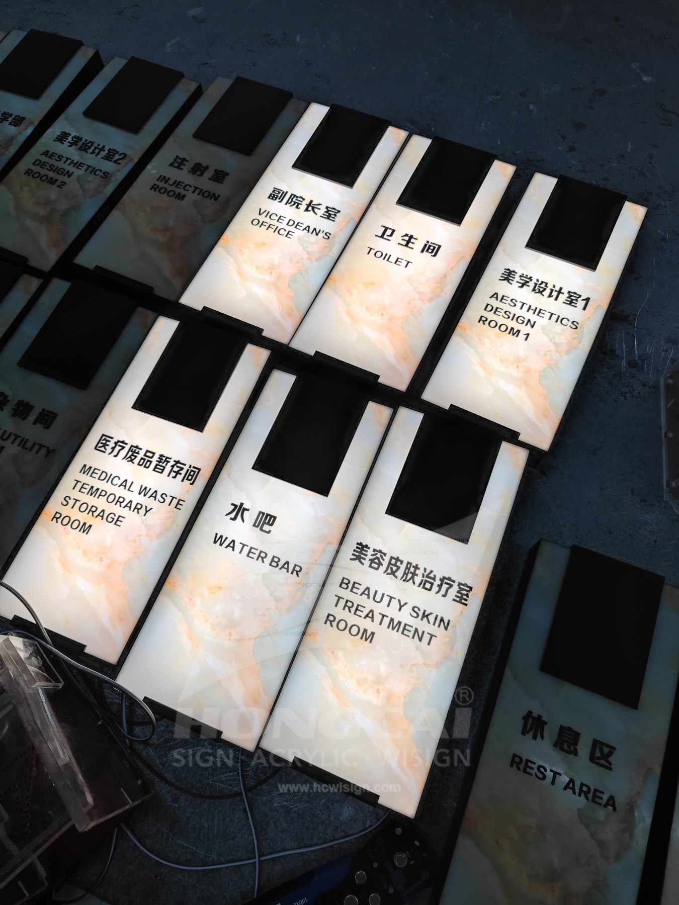 play幻彩膜亚克力门牌 2